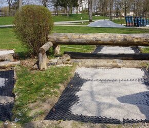 Mehr Infos zum klassischen Bau unseres 4-schichtigen Reitplatz-Systems Mehr Infos zum klassischen Bau unseres 4-schichtigen Reitplatz-Systems